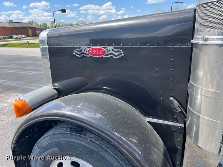 image for item LD9418 2005 Peterbilt 379 semi truck