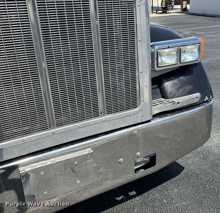 image for item LD9418 2005 Peterbilt 379 semi truck