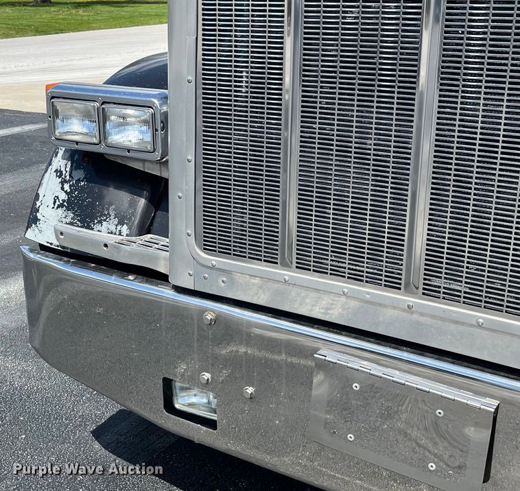 image for item LD9418 2005 Peterbilt 379 semi truck