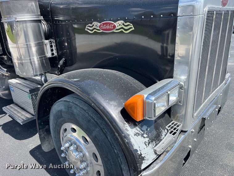 image for item LD9418 2005 Peterbilt 379 semi truck
