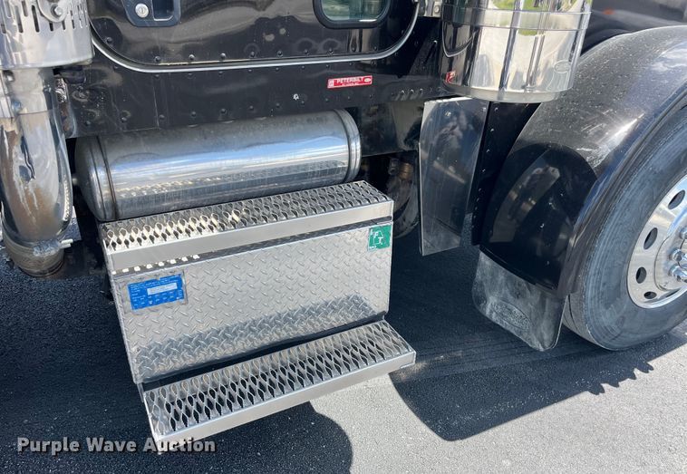 image for item LD9418 2005 Peterbilt 379 semi truck