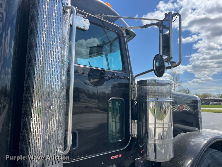 image for item LD9418 2005 Peterbilt 379 semi truck