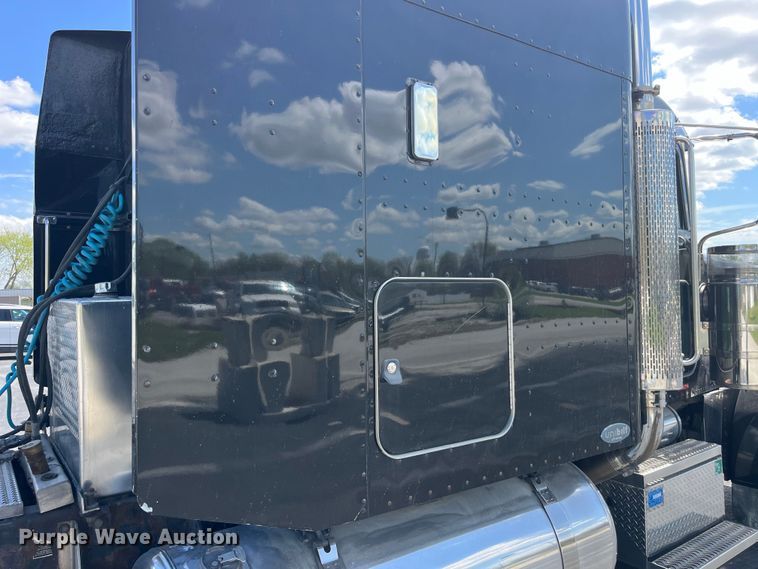 image for item LD9418 2005 Peterbilt 379 semi truck