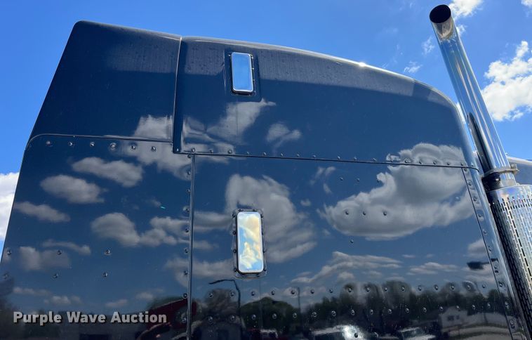 image for item LD9418 2005 Peterbilt 379 semi truck