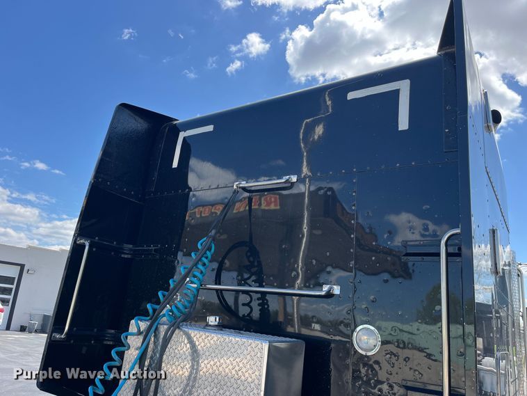 image for item LD9418 2005 Peterbilt 379 semi truck