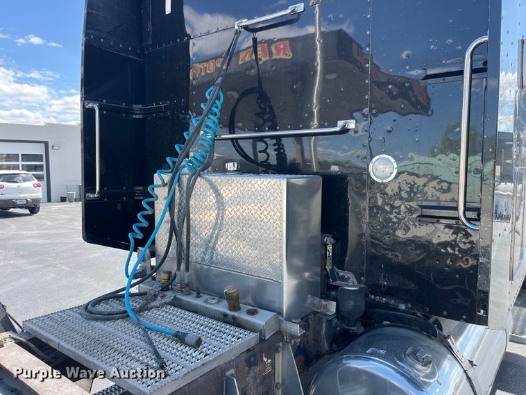 image for item LD9418 2005 Peterbilt 379 semi truck