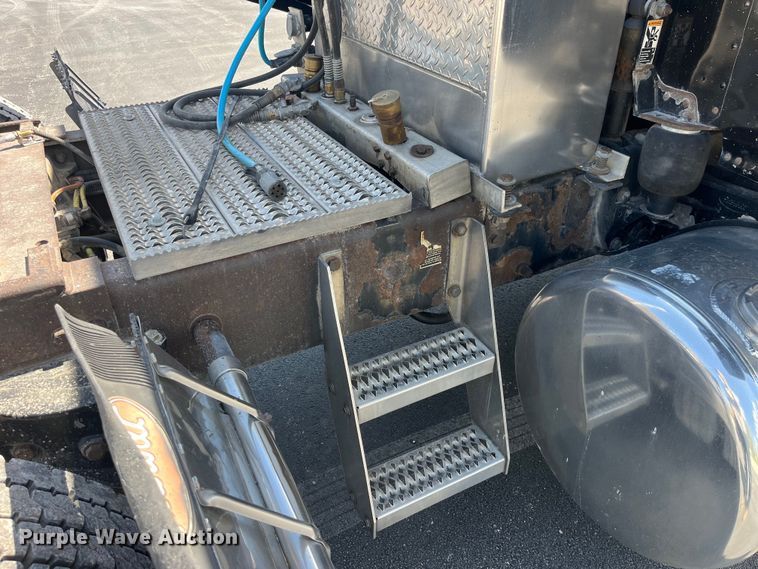 image for item LD9418 2005 Peterbilt 379 semi truck