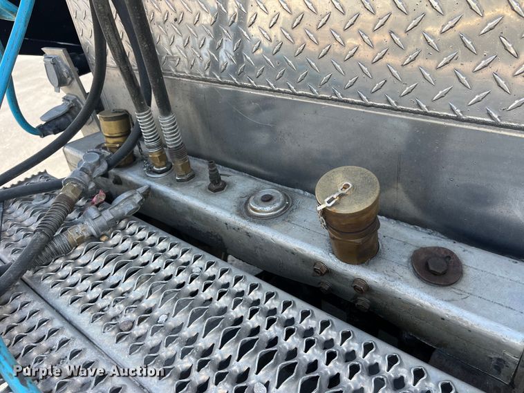 image for item LD9418 2005 Peterbilt 379 semi truck