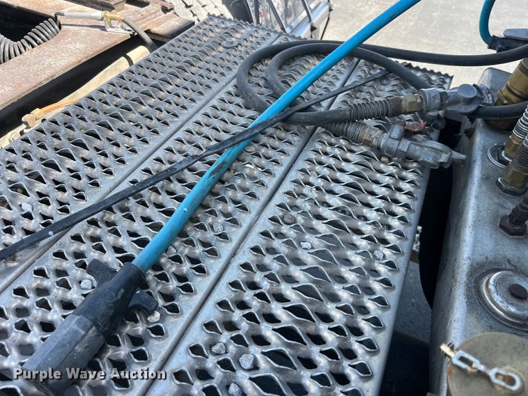 image for item LD9418 2005 Peterbilt 379 semi truck