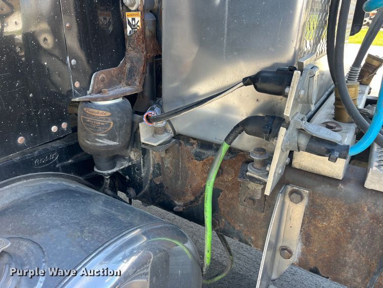 image for item LD9418 2005 Peterbilt 379 semi truck