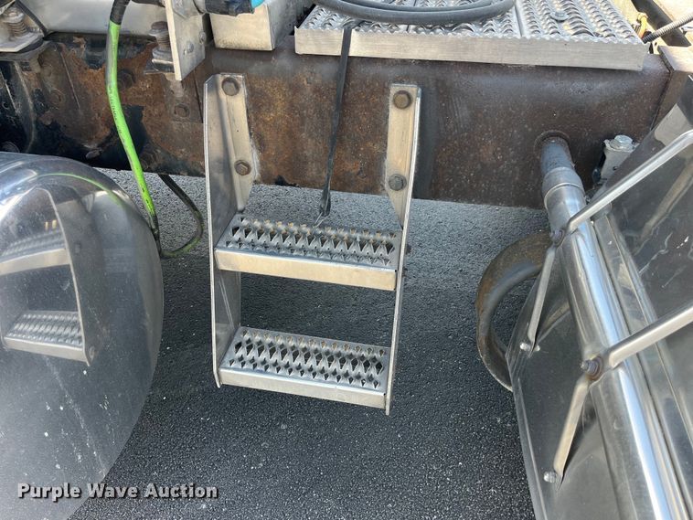 image for item LD9418 2005 Peterbilt 379 semi truck