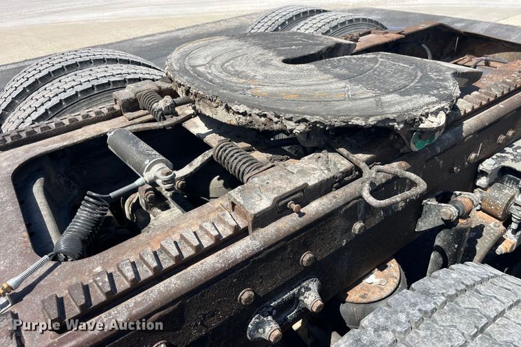 image for item LD9418 2005 Peterbilt 379 semi truck