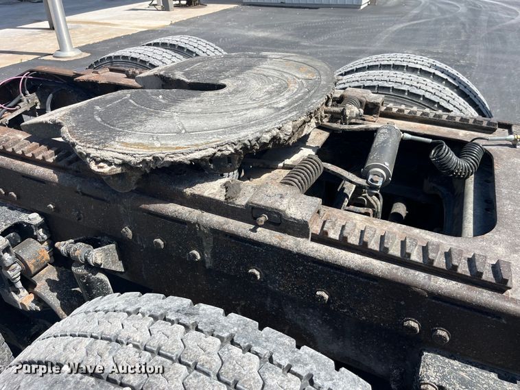 image for item LD9418 2005 Peterbilt 379 semi truck