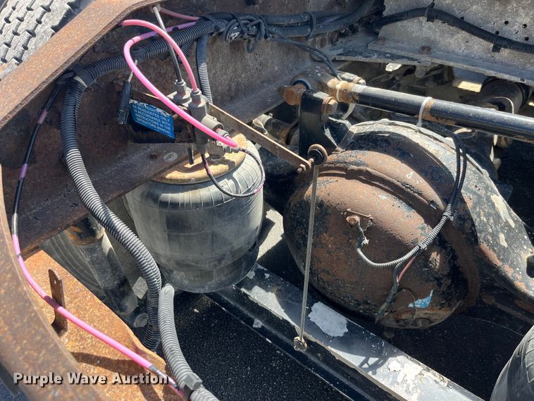 image for item LD9418 2005 Peterbilt 379 semi truck