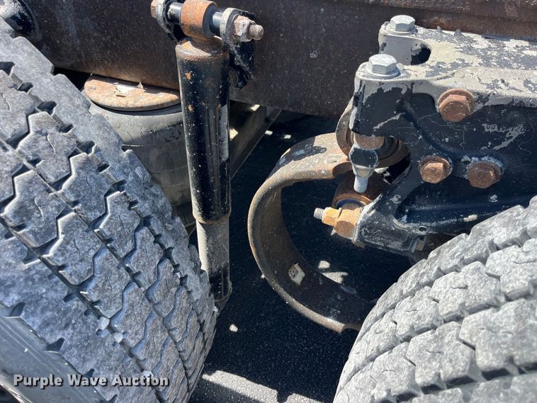 image for item LD9418 2005 Peterbilt 379 semi truck