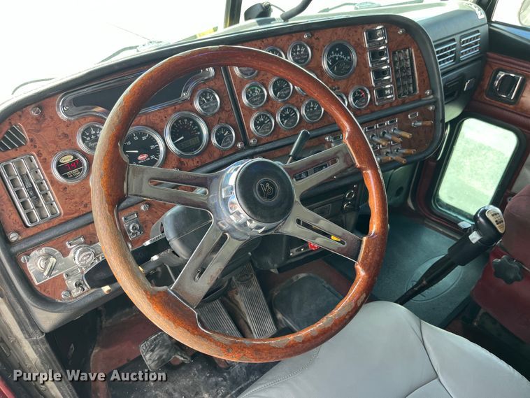 image for item LD9418 2005 Peterbilt 379 semi truck