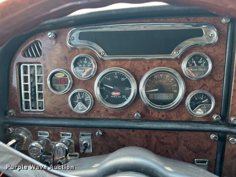 image for item LD9418 2005 Peterbilt 379 semi truck