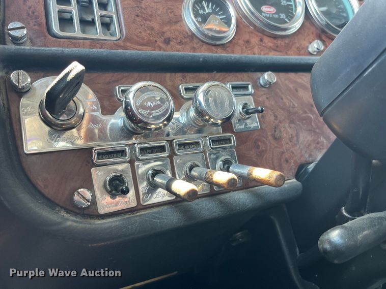 image for item LD9418 2005 Peterbilt 379 semi truck