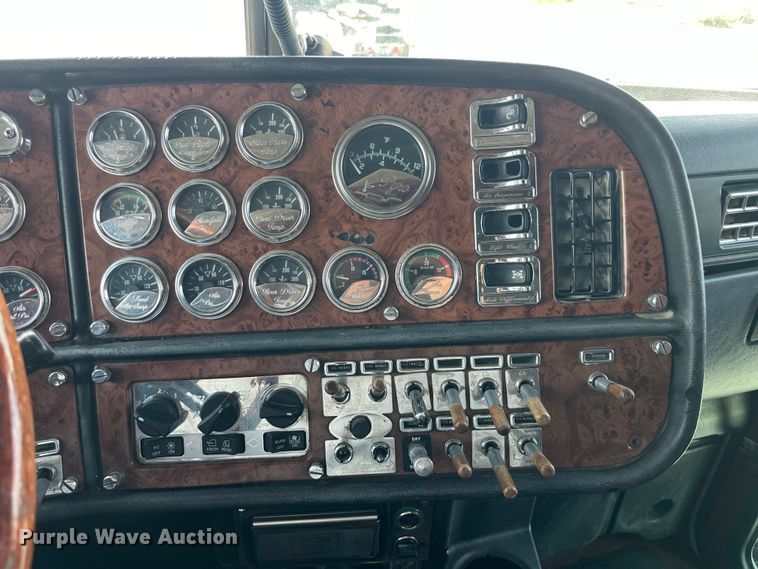 image for item LD9418 2005 Peterbilt 379 semi truck