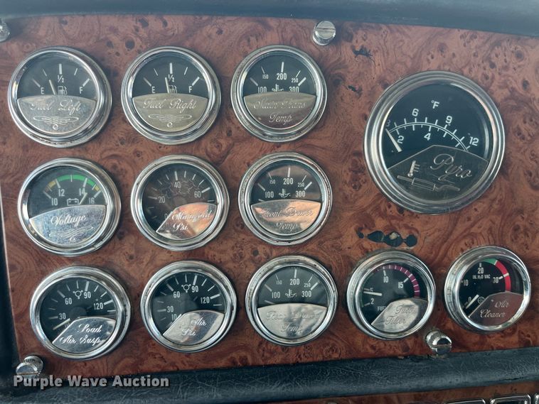 image for item LD9418 2005 Peterbilt 379 semi truck