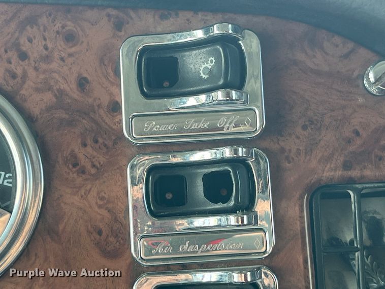 image for item LD9418 2005 Peterbilt 379 semi truck