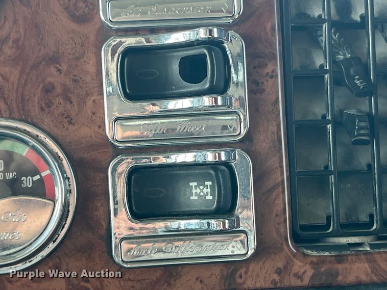 image for item LD9418 2005 Peterbilt 379 semi truck