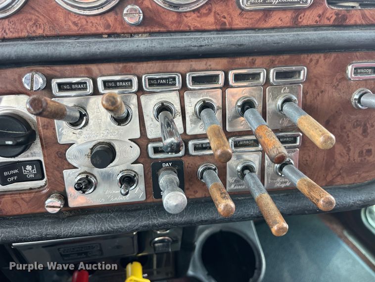 image for item LD9418 2005 Peterbilt 379 semi truck