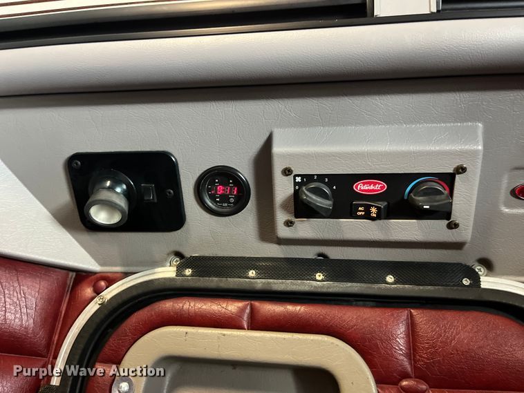 image for item LD9418 2005 Peterbilt 379 semi truck