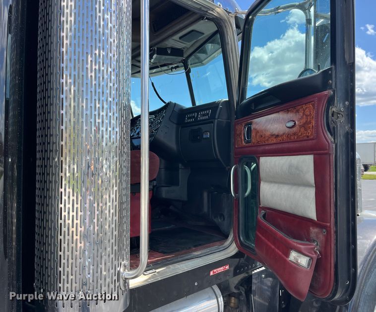 image for item LD9418 2005 Peterbilt 379 semi truck