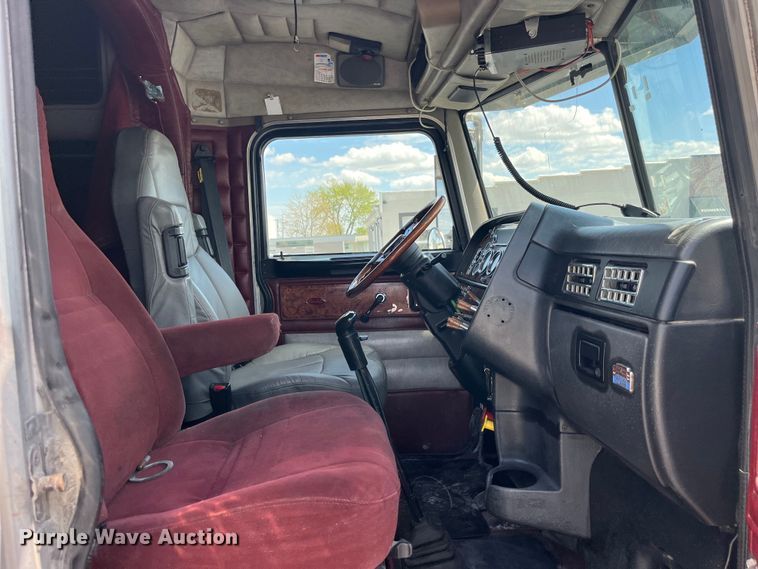 image for item LD9418 2005 Peterbilt 379 semi truck