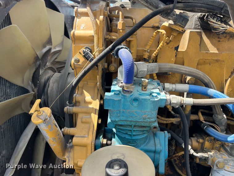 image for item LD9418 2005 Peterbilt 379 semi truck