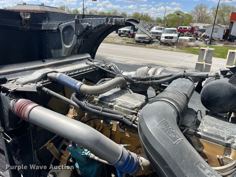 image for item LD9418 2005 Peterbilt 379 semi truck