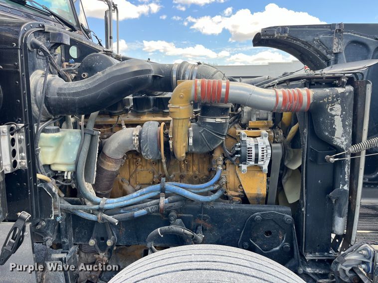 image for item LD9418 2005 Peterbilt 379 semi truck