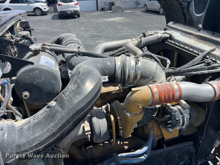 image for item LD9418 2005 Peterbilt 379 semi truck