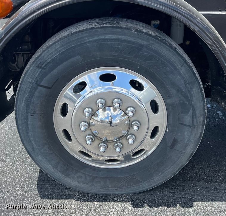 image for item LD9418 2005 Peterbilt 379 semi truck