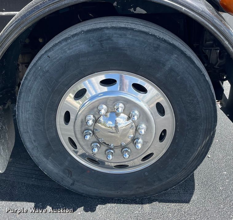 image for item LD9418 2005 Peterbilt 379 semi truck