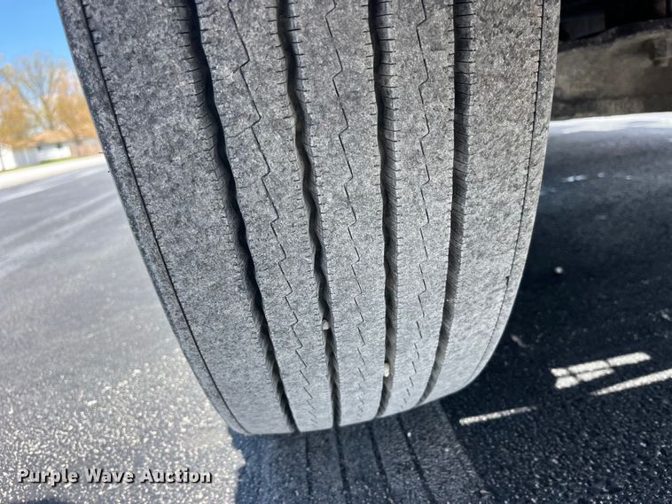 image for item LD9418 2005 Peterbilt 379 semi truck