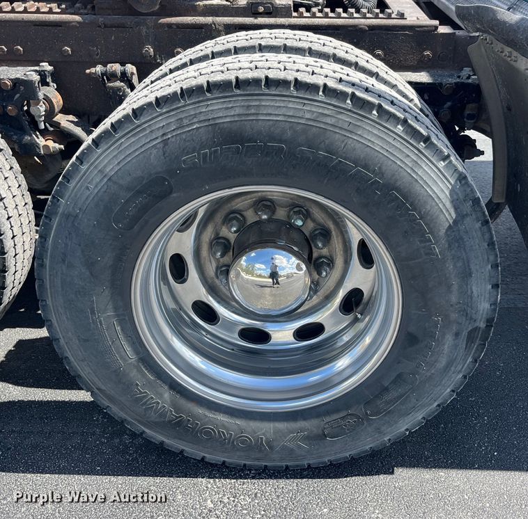 image for item LD9418 2005 Peterbilt 379 semi truck