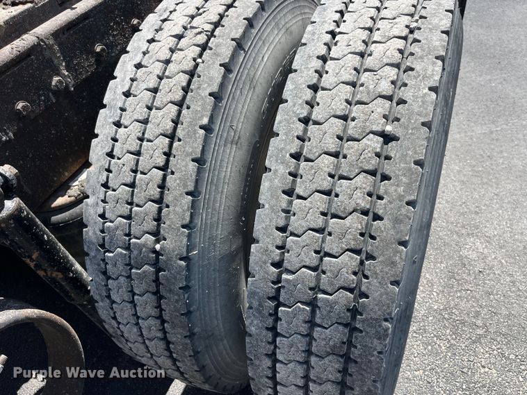 image for item LD9418 2005 Peterbilt 379 semi truck