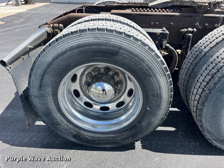 image for item LD9418 2005 Peterbilt 379 semi truck