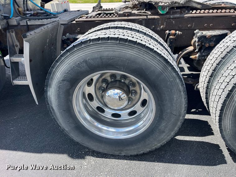 image for item LD9418 2005 Peterbilt 379 semi truck