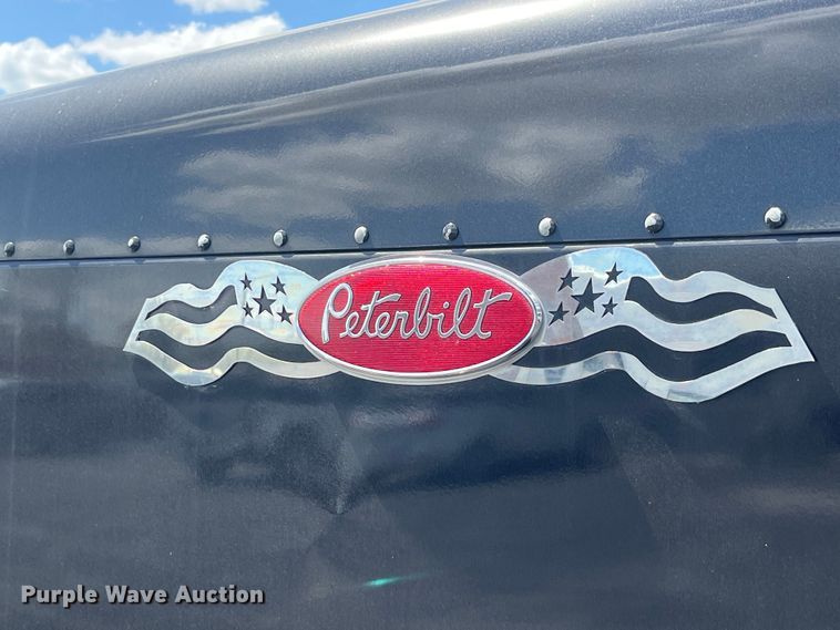 image for item LD9418 2005 Peterbilt 379 semi truck