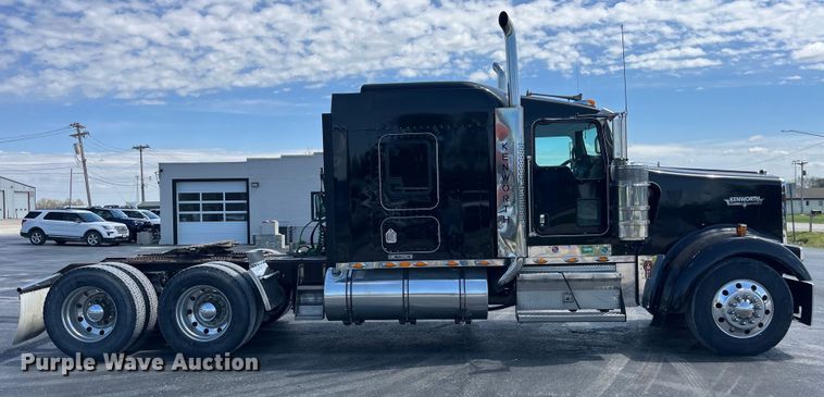 image for item LD9419 2007 Kenworth W900 semi truck
