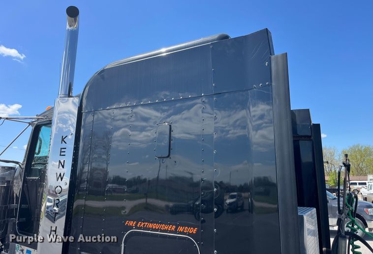 image for item LD9419 2007 Kenworth W900 semi truck