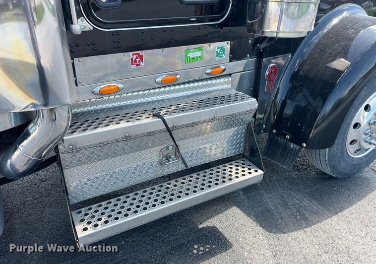 image for item LD9419 2007 Kenworth W900 semi truck