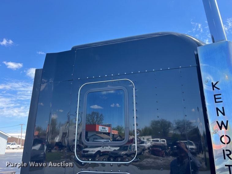 image for item LD9419 2007 Kenworth W900 semi truck