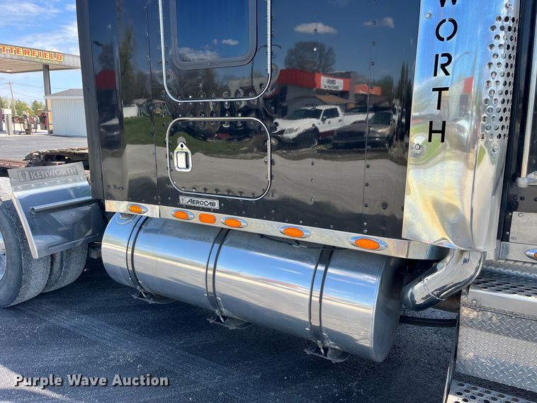 image for item LD9419 2007 Kenworth W900 semi truck