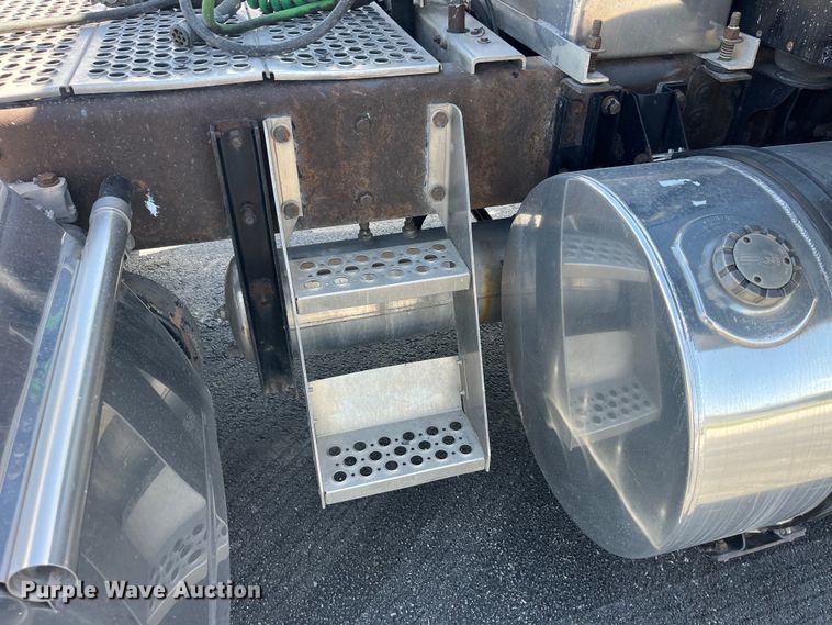 image for item LD9419 2007 Kenworth W900 semi truck