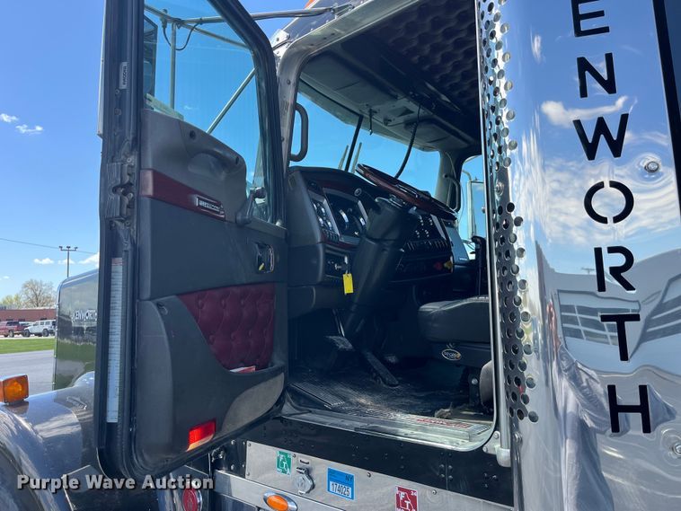 image for item LD9419 2007 Kenworth W900 semi truck