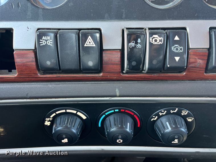 image for item LD9419 2007 Kenworth W900 semi truck